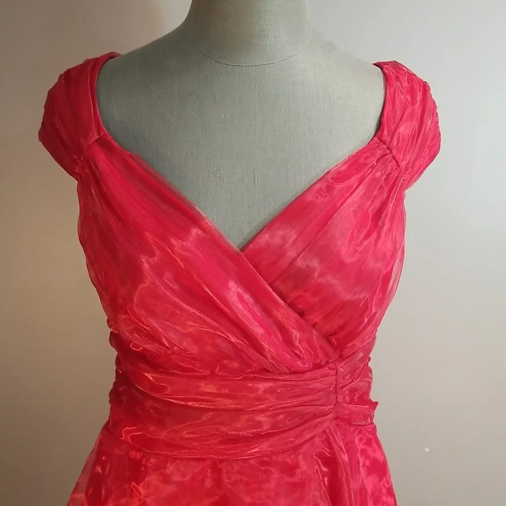 Organza Shimmering red dress approximate size 6 - Picture 3 of 17